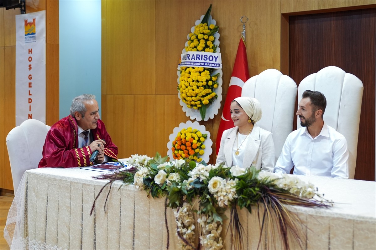 Evliliklere resmiyet kazandıran nikah memurları yaşadıkları ya da karşılaştıkları birbirinden...