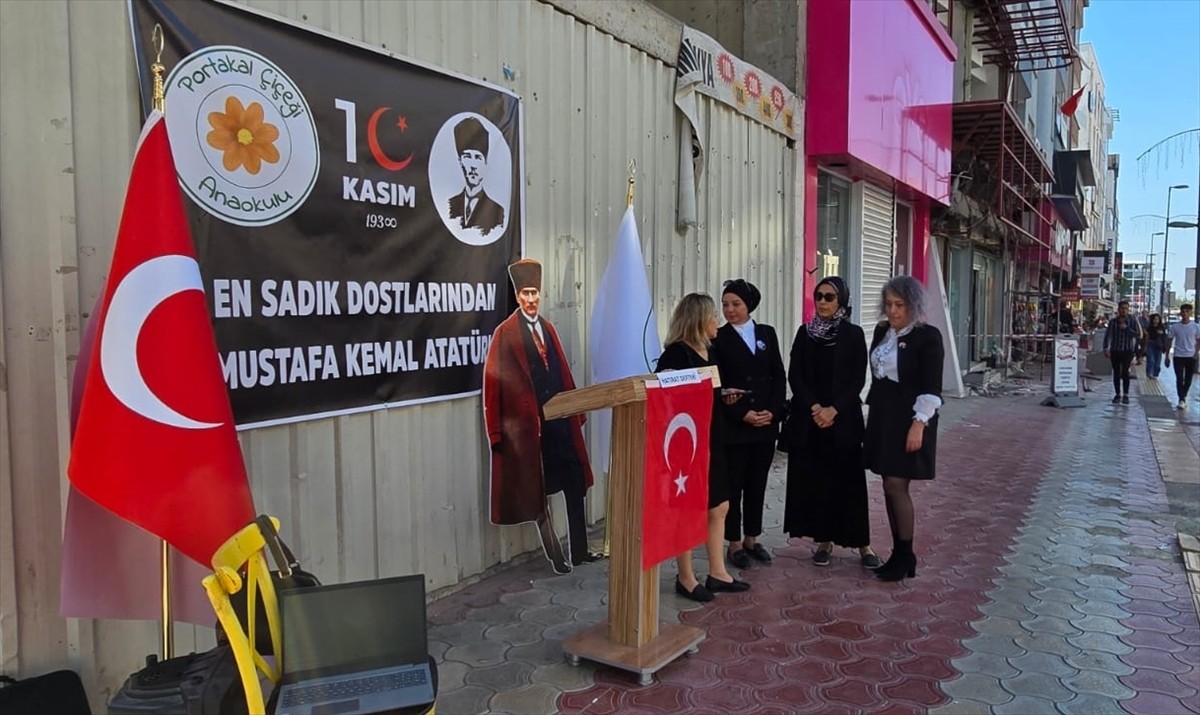 Hatay'ın Dörtyol ilçesinde 10 Kasım Atatürk'ü Anma Günü etkinlikleri kapsamında hatıra defteri...