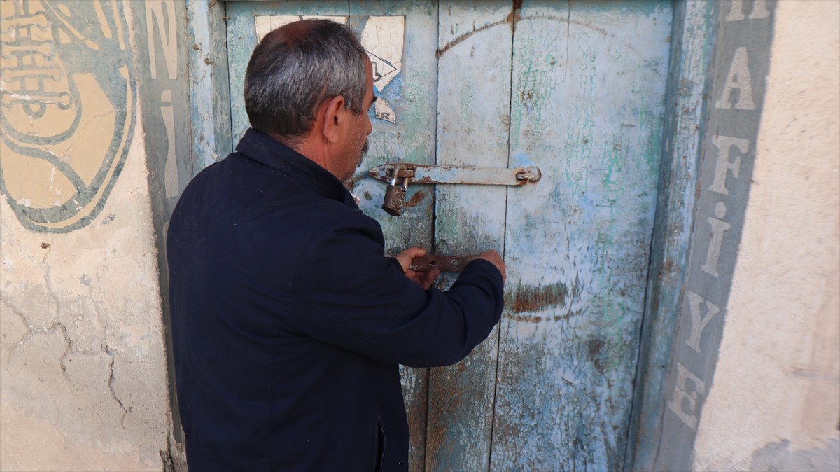 Iğdır'ın bir dağ köyünde 84 yıl önce açılan bakkaldan, vefat eden babasının hatırasını saklı...