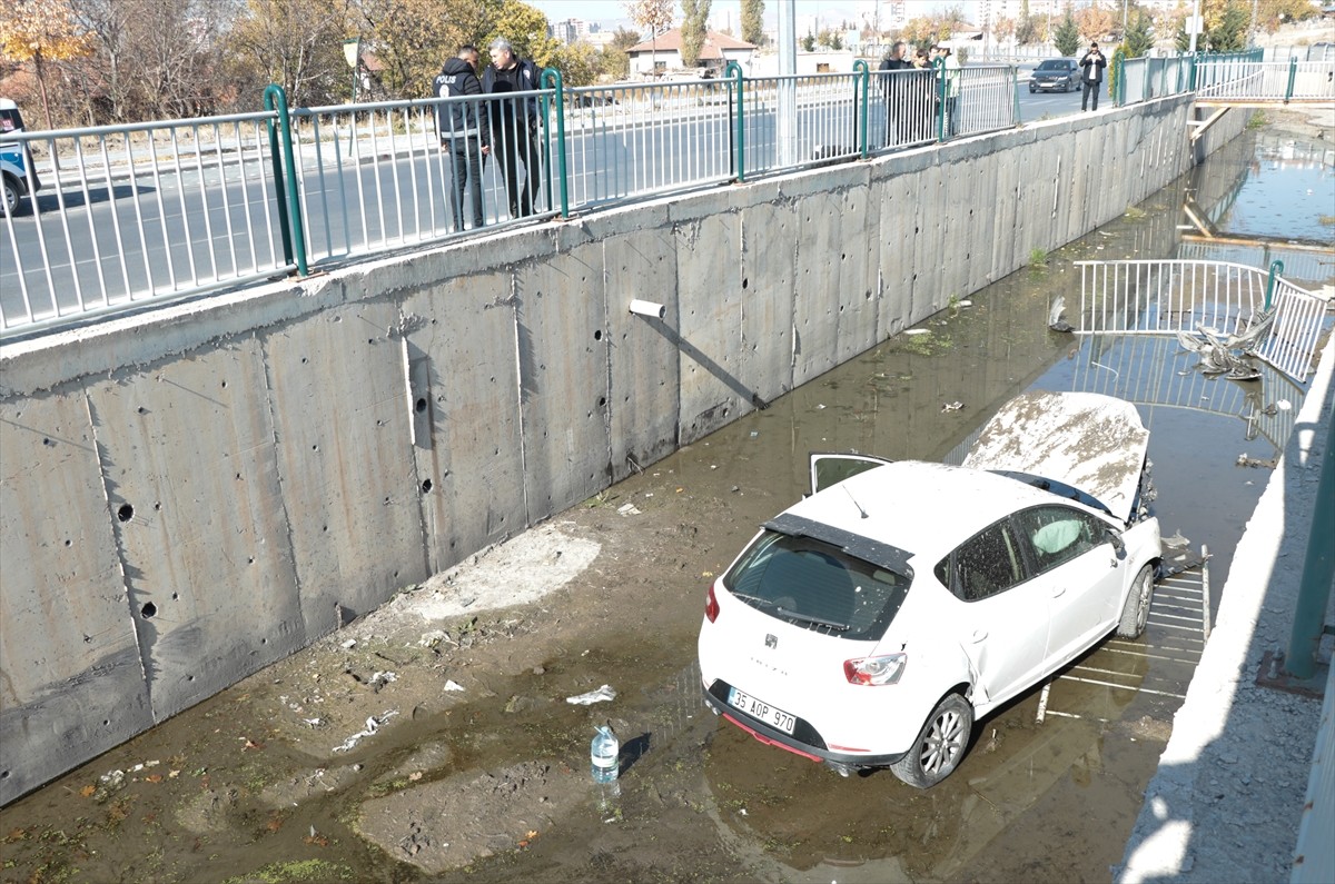 Kayseri'de nöbetten çıkan hemşire, kullandığı otomobilinin kanala düşmesi sonucu...