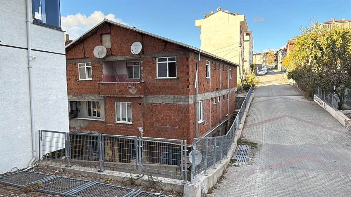 Kocaeli'nin Gebze ilçesinde karısını boğarak öldürdüğü iddia edilen kişi gözaltına...