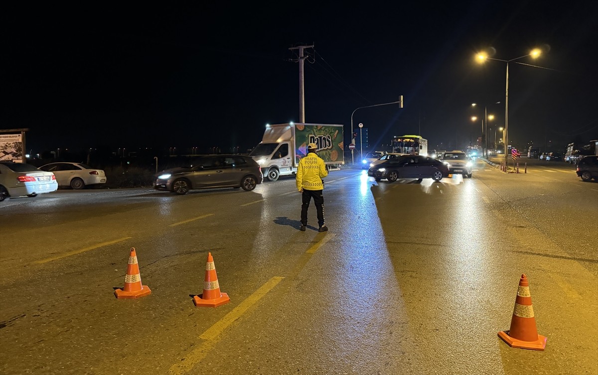 Sakarya'nın Adapazarı ilçesinde 4 aracın karıştığı kazada 1 kişi hayatını kaybetti, 3 kişi...