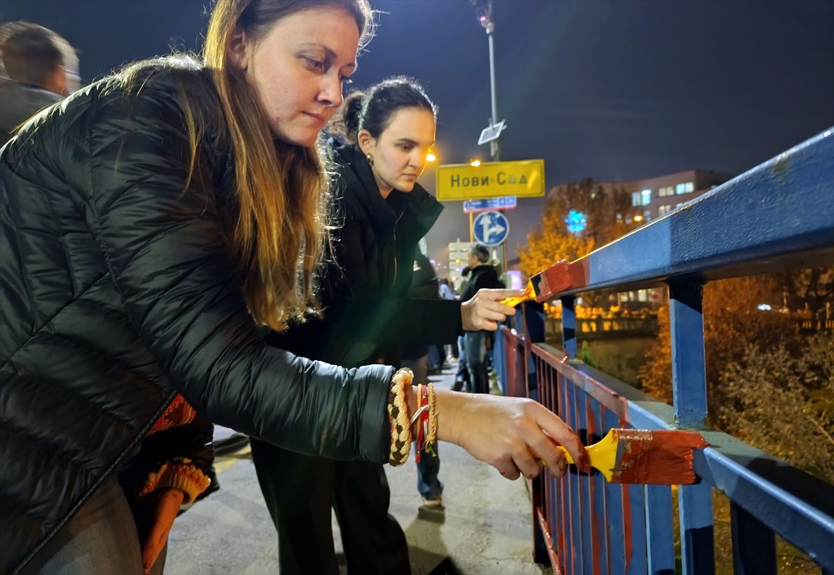 Sırbistan'ın kuzeyindeki Novi Sad'da bulunan tren istasyonunda beton sundurmanın çökmesi sonucu 14...