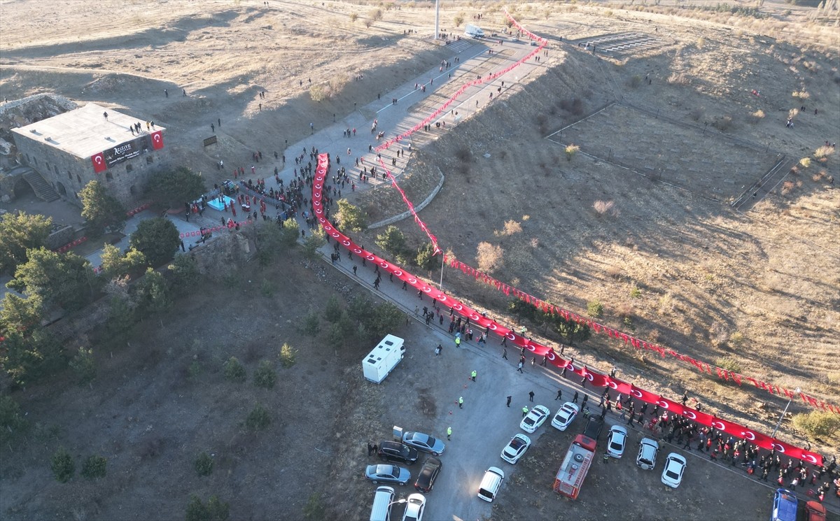 Tarih boyunca Anadolu'nun önemli bir kalesi konumunda bulunan Erzurum'da genç, yaşlı ve çocukların...