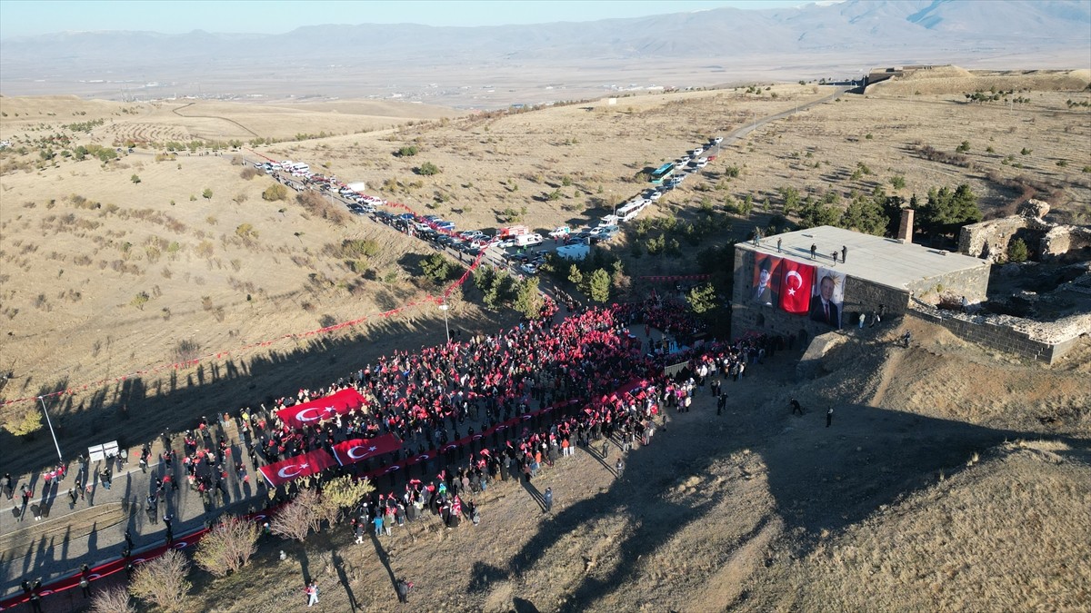 Tarih boyunca Anadolu'nun önemli bir kalesi konumunda bulunan Erzurum'da genç, yaşlı ve çocukların...