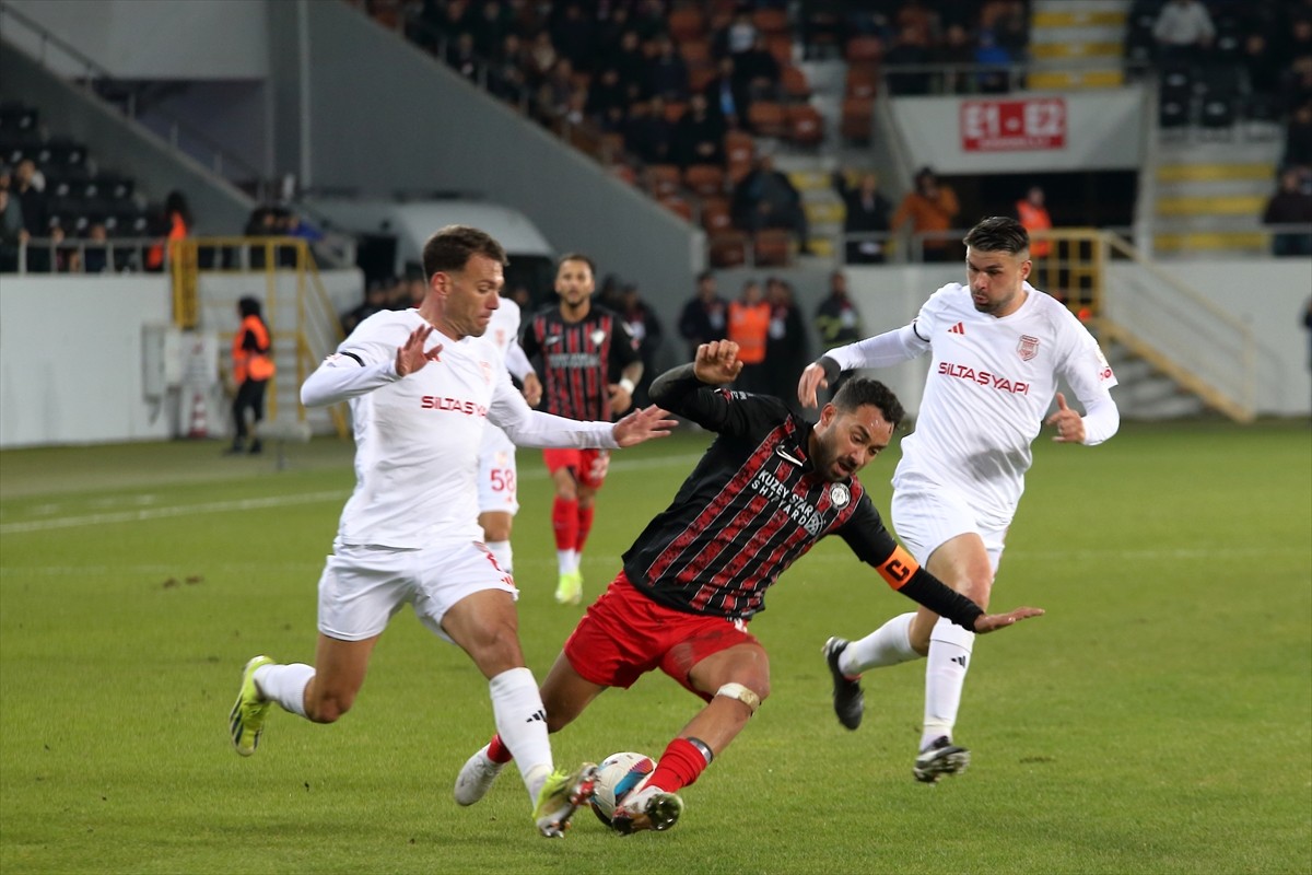 Trendyol 1. Lig'in 12. haftasında Ahlatcı Çorum FK ile Siltaş Yapı Pendikspor, Çorum Şehir...