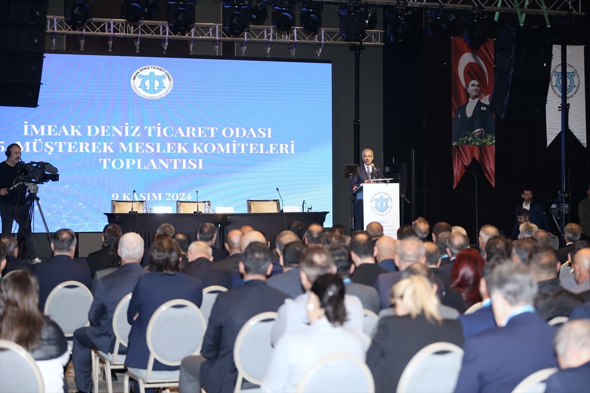 Ulaştırma ve Altyapı Bakanı Abdulkadir Uraloğlu (ortada), Sakarya'nın Sapanca ilçesindeki bir...