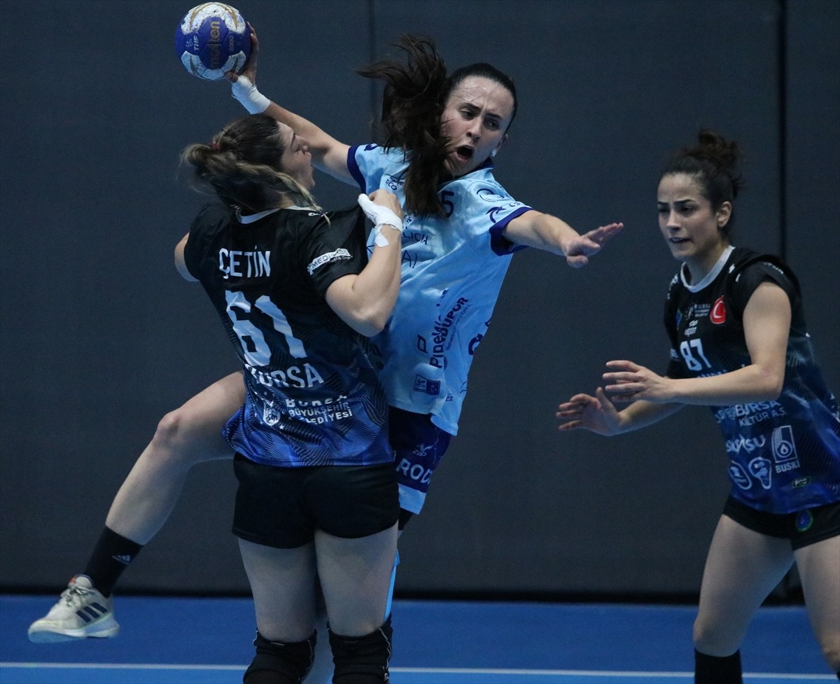 Avrupa Hentbol Federasyonu (EHF) Kadınlar Avrupa Kupası 3. tur rövanş maçında Bursa Büyükşehir...