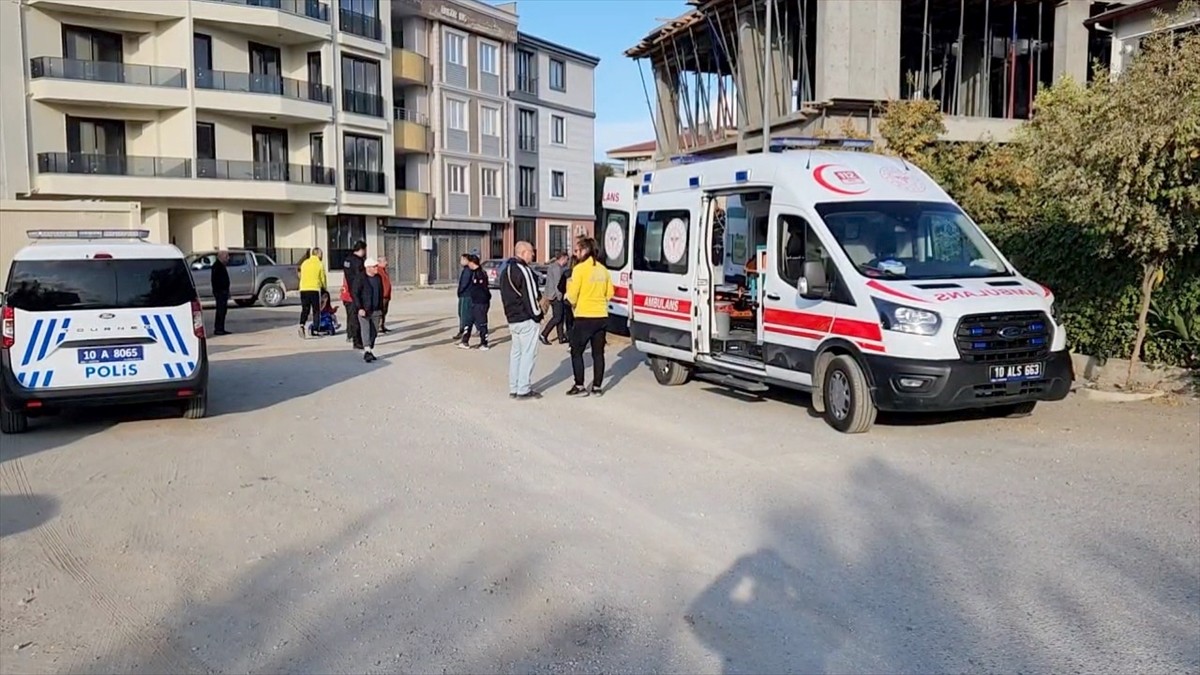 Balıkesir'in Edremit ilçesinde gece bekçisi olarak görev yaptığı inşaattan düşen kişi, hayatını...