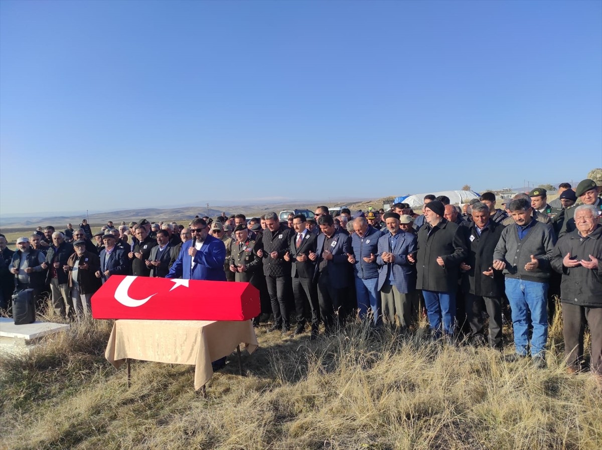 Kars'ın Akyaka ilçesinde vefat eden 72 yaşındaki Kıbrıs gazisi Musa Bulut için cenaze töreni...