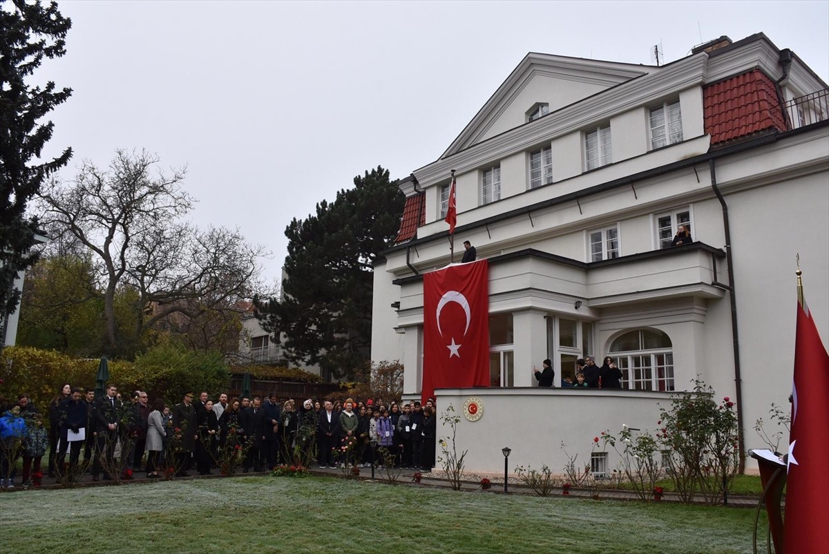  Türkiye'nin Prag Büyükelçiliğince düzenlenen törende, Türkiye Cumhuriyeti'nin kurucusu Büyük...