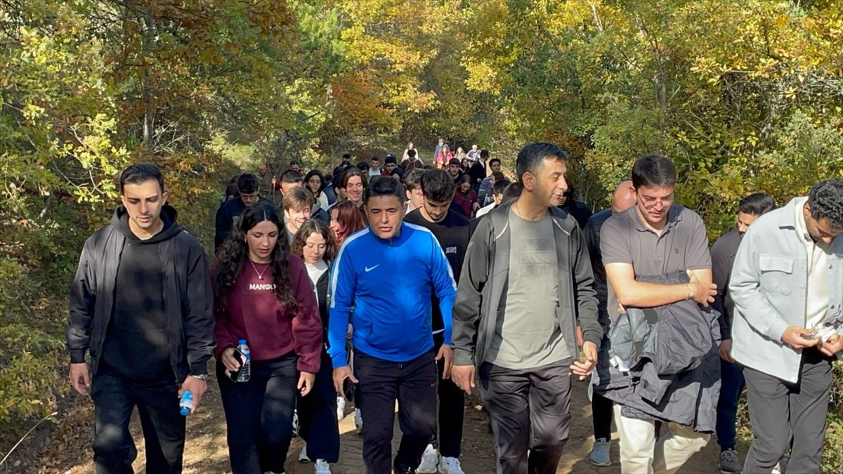 Ulaştırma ve Altyapı Bakan Yardımcısı Osman Boyraz, Sakarya'da gençlerle bir araya geldi, ayva...