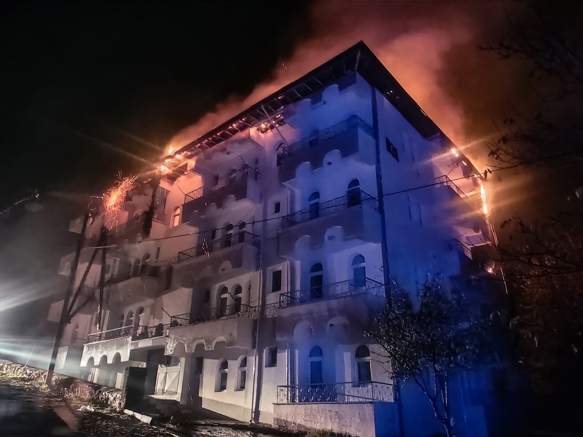 Yozgat'ın Aydıncık ilçesinde bir apartmanın çatısında çıkan yangın söndürüldü.