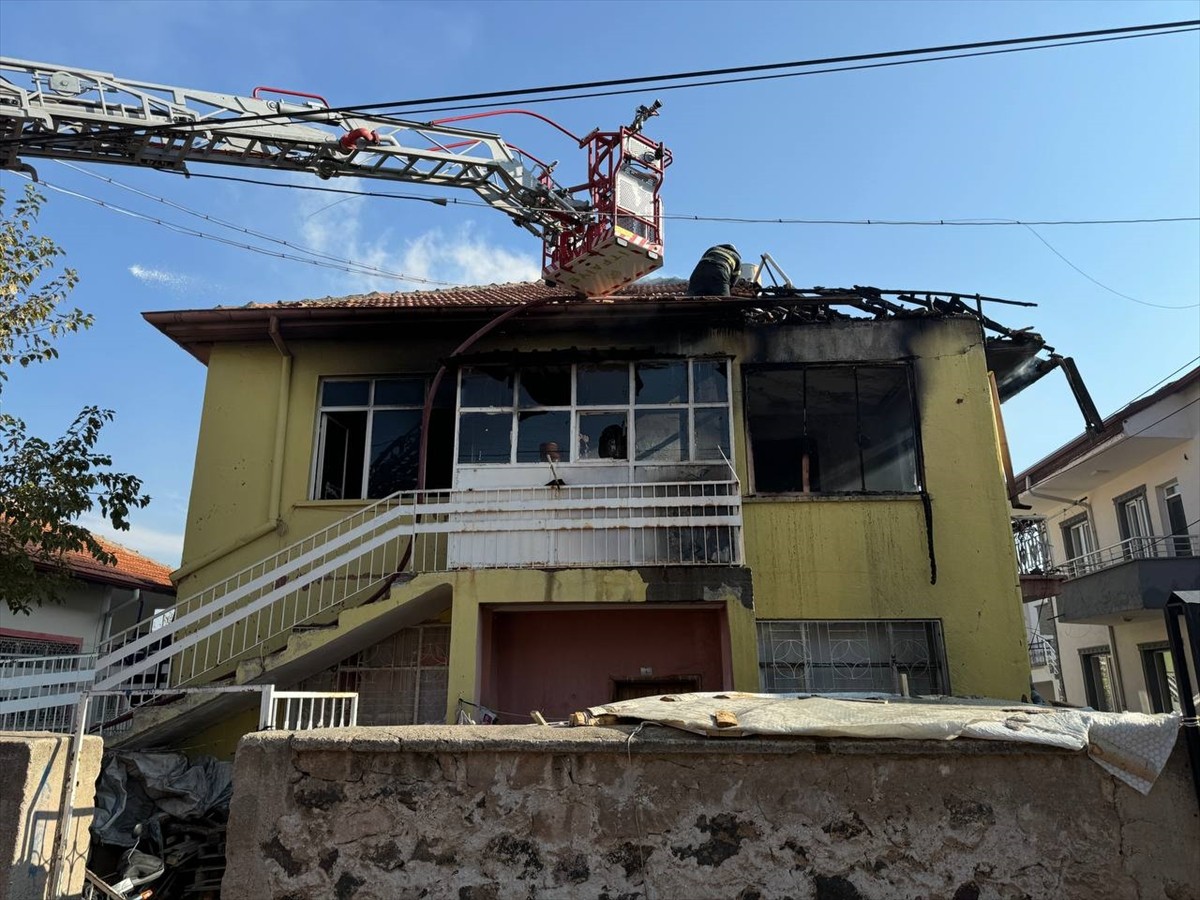 Aksaray'da iki katlı evde çıkan yangında dumandan etkilenen baba ve 2 çocuğu, tedavi altına...