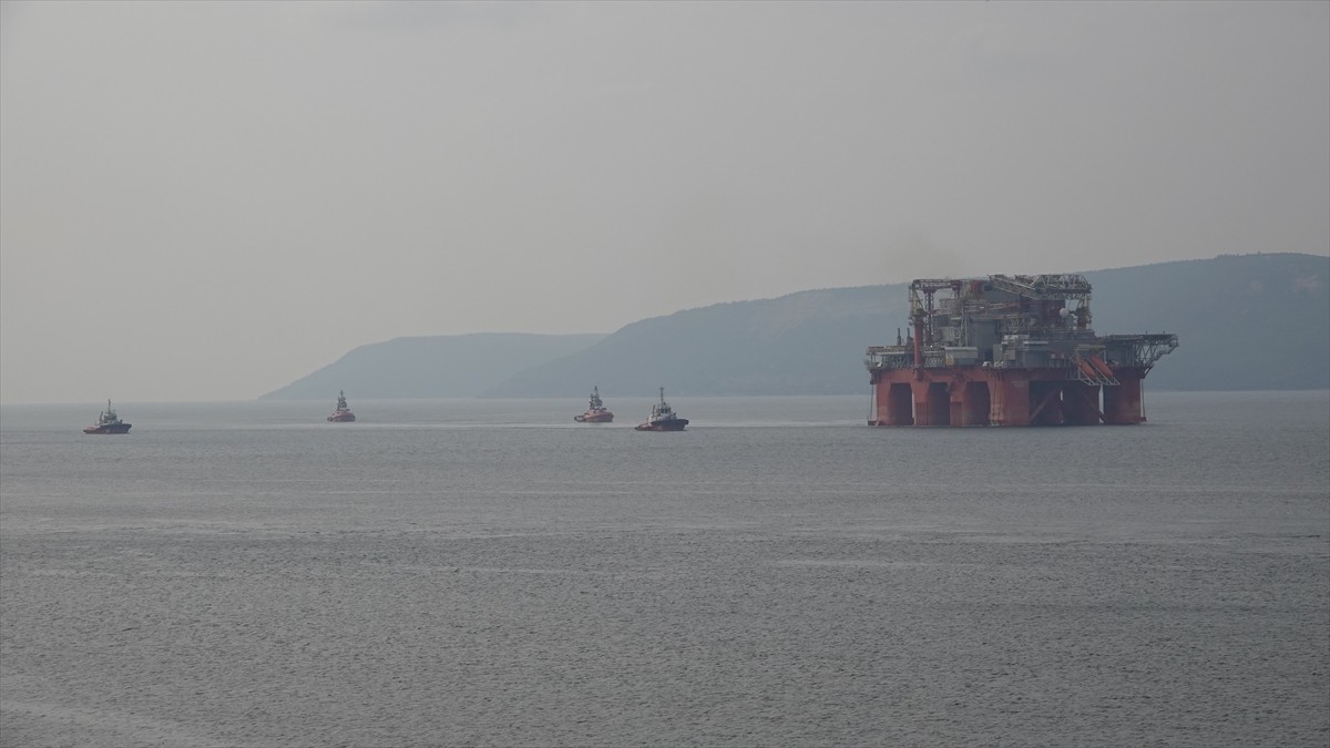 Çanakkale Boğazı'nda yaklaşık 60 metre yüksekliğe sahip "Transocean Barents" isimli petrol...