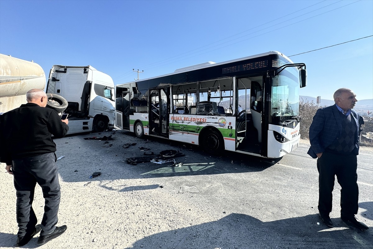 Elazığ'da halk otobüsü ile silobas dorse takılı tırın çarpıştığı kazada 6 kişi yaralandı. İhbar...