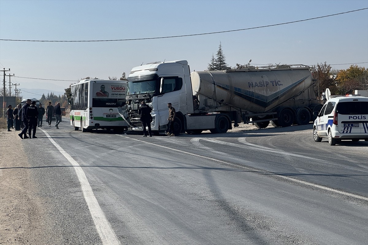 Elazığ'da halk otobüsü ile silobas dorse takılı tırın çarpıştığı kazada 6 kişi yaralandı. İhbar...