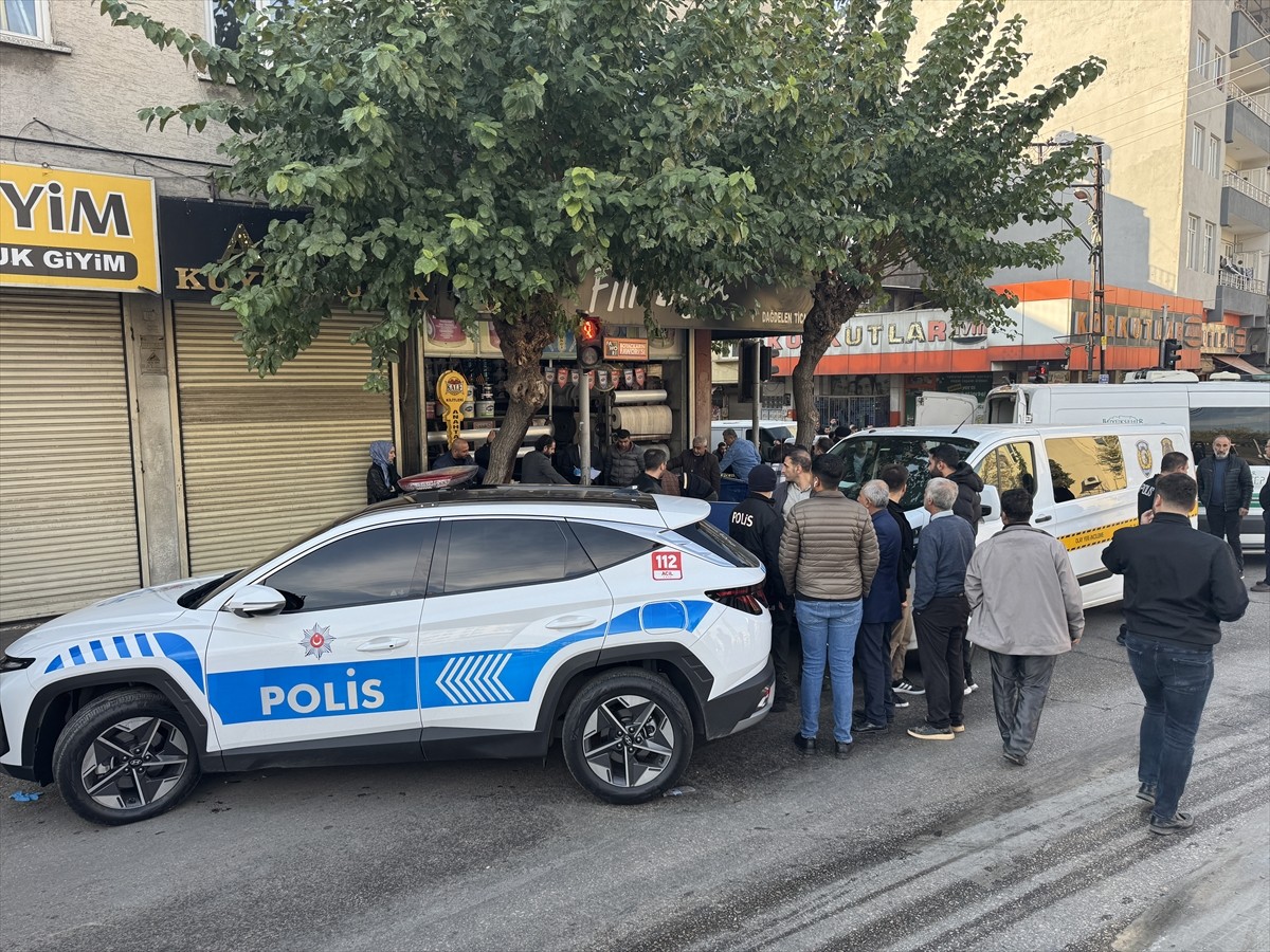 Gaziantep'te bir kişi, boşanma aşamasında olduğu eşini tabancayla öldürdükten sonra intihar etti....