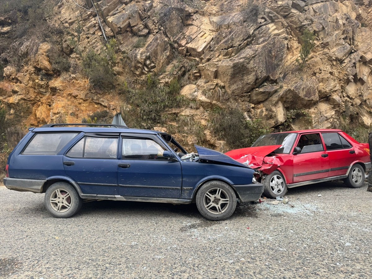 Giresun'un Espiye ilçesinde iki otomobilin çarpıştığı kazada yaralanan 6 kişi hastaneye...