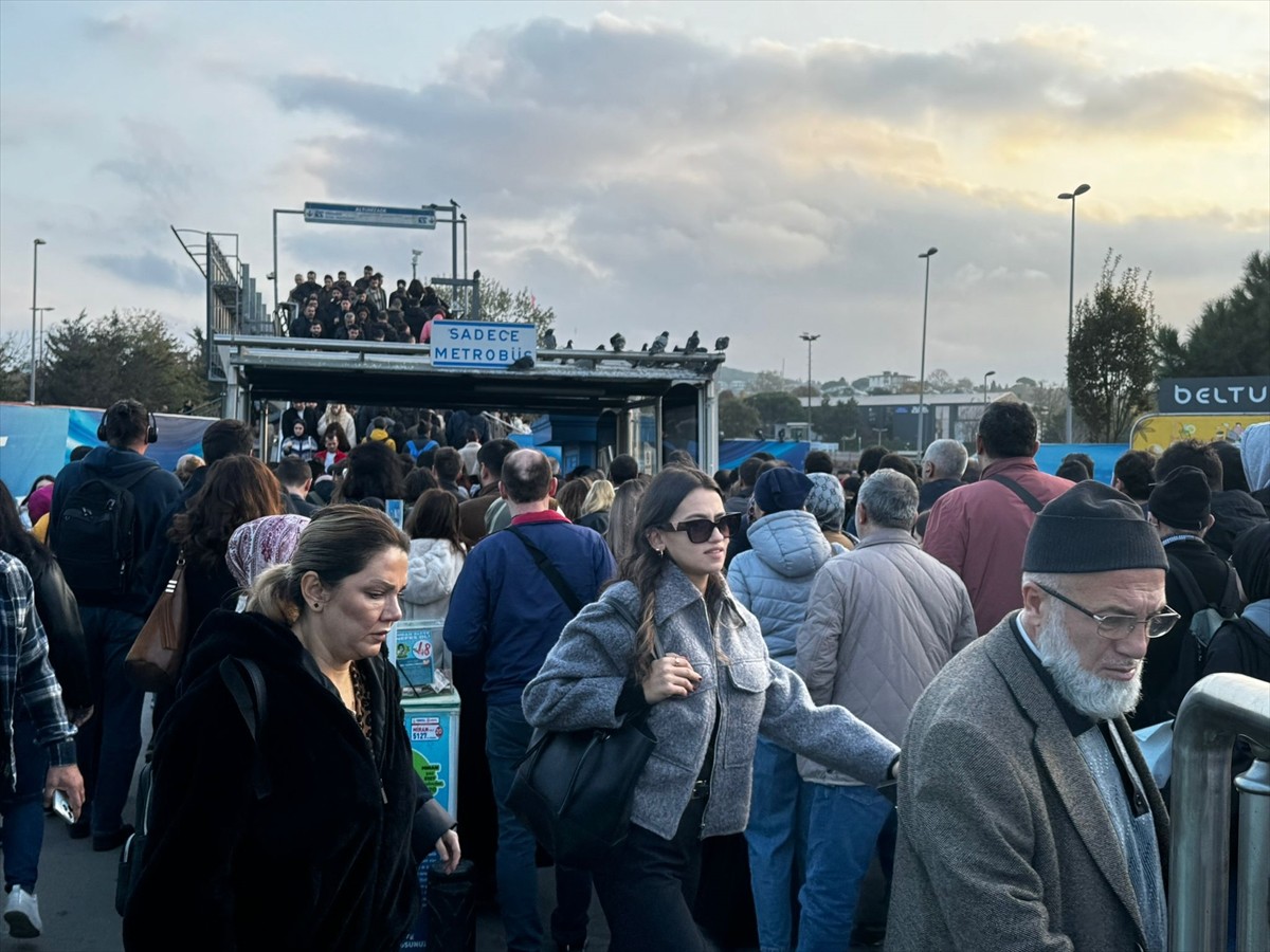 İstanbul'da, haftanın ikinci iş gününde vatandaşların sıklıkla tercih ettiği metrobüsün bazı...