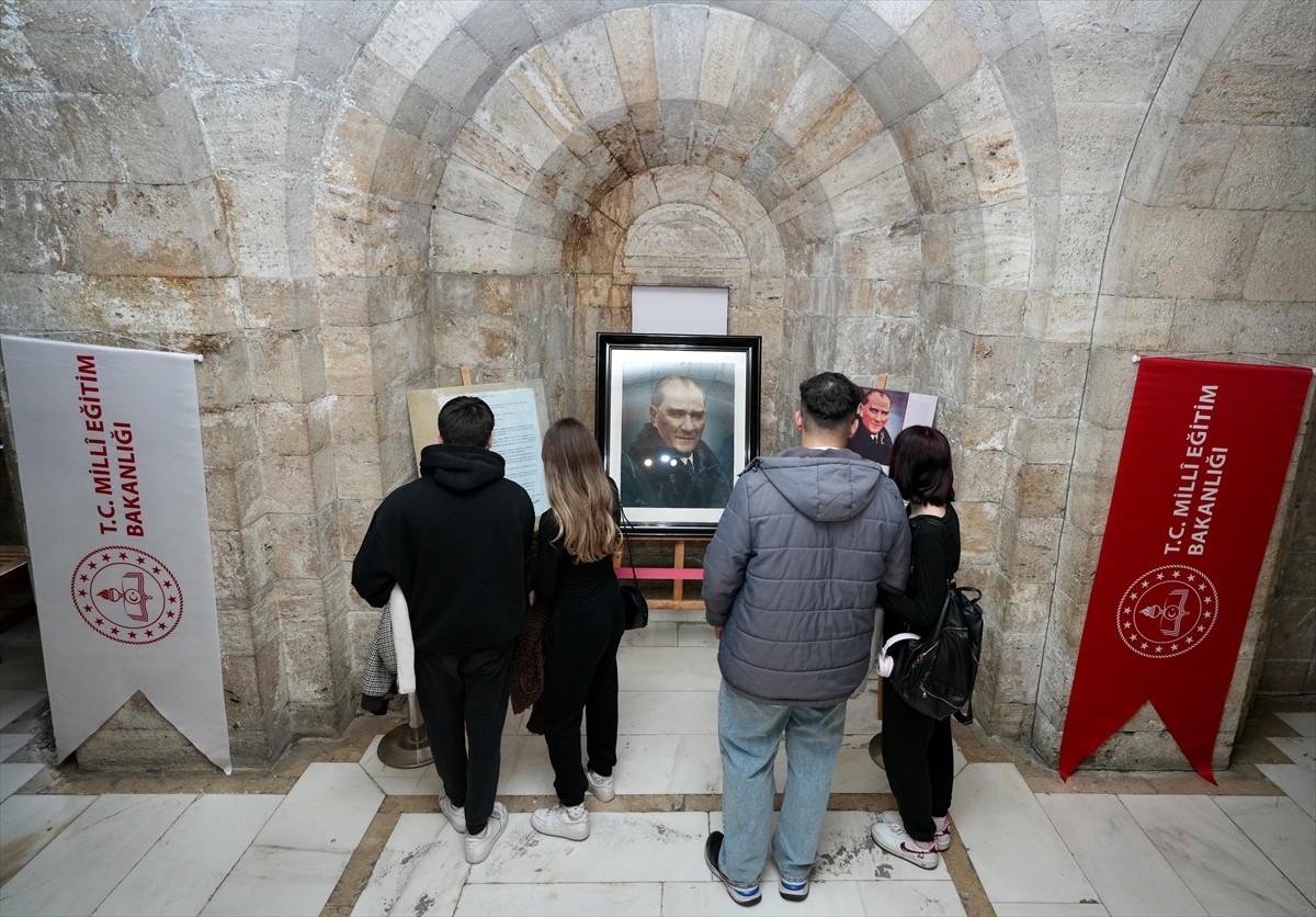 Milli Eğitim Bakanlığınca (MEB), Anıtkabir'de ziyarete açılan "Orijinal Atatürk Portresi...