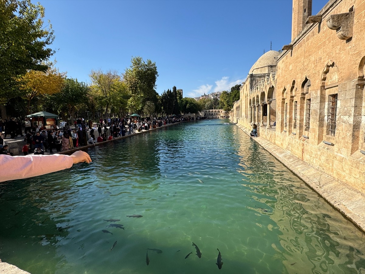 Türkiye'nin önemli turizm merkezlerinden Şanlıurfa'daki tarihi Balıklıgöl Yerleşkesi, ara tatil...