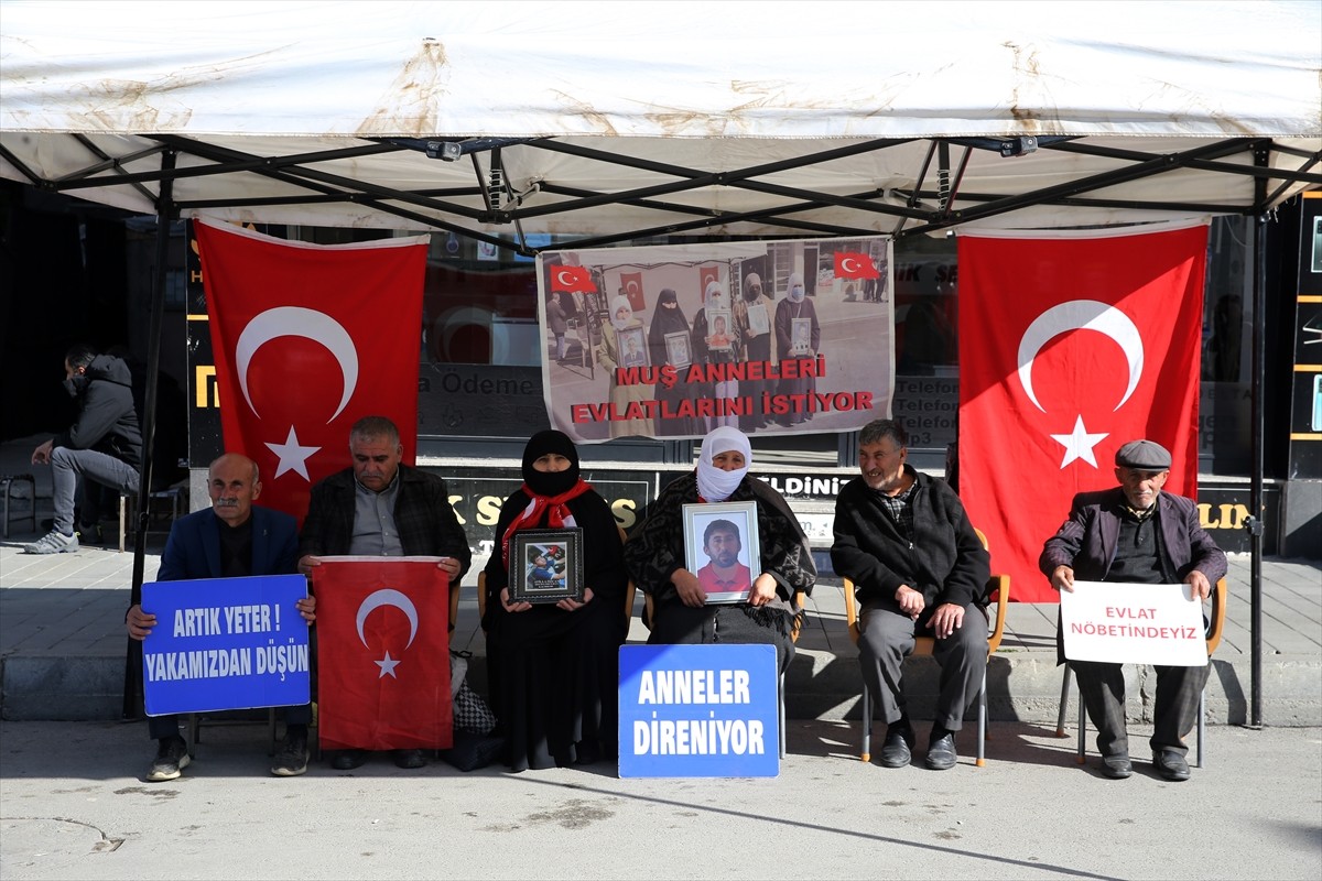 Muş'ta çocuklarını terör örgütü PKK'dan kurtarmak isteyen aileler, DEM Parti İl Başkanlığı binası...