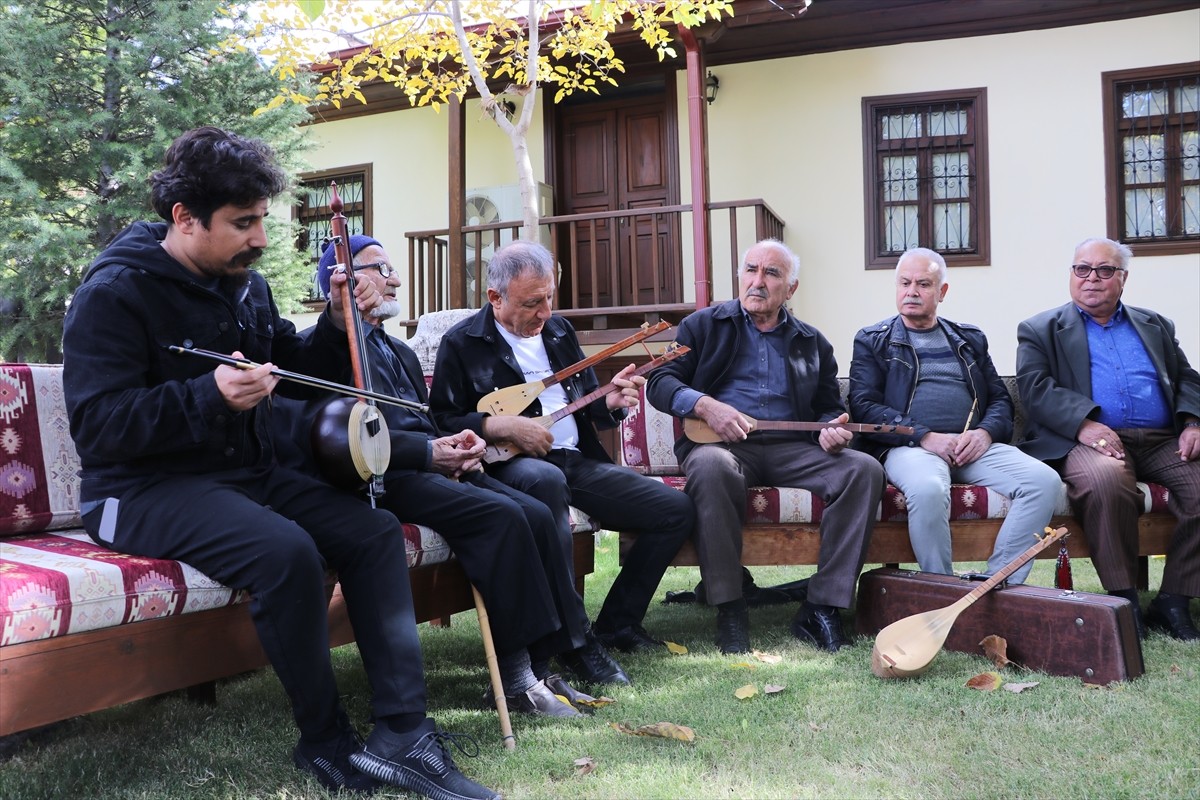 Burdur'un Gölhisar ilçesindeki Muallim Mustafa Sırrı Özkan Kültür Evi'nde yerel sanatçılar yöresel...