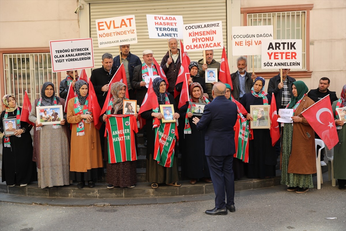 Diyarbakırspor Kulübü Başkanı Bedirhan Akyol, dağa kaçırılan çocukları için eski HDP İl Başkanlığı...