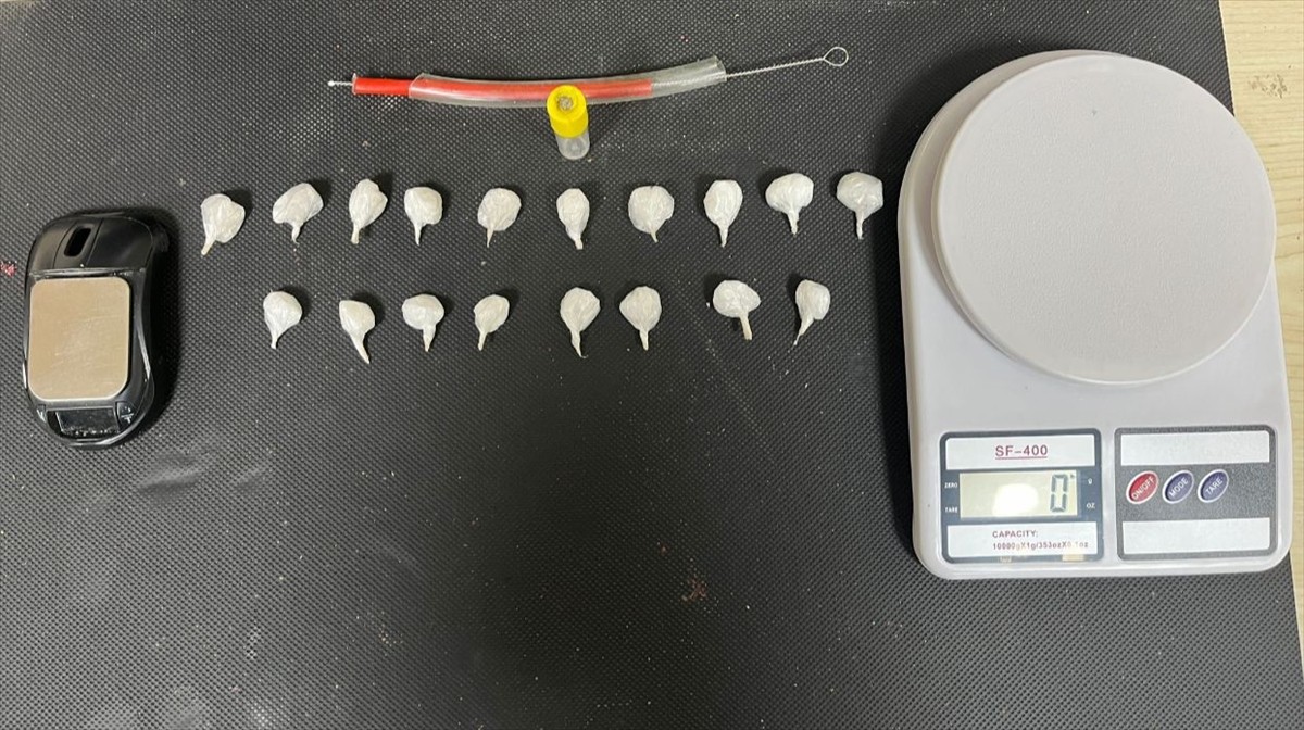 Düzce'de otomobilinde uyuşturucu ele geçirilen şüpheli tutuklandı. Zanlının ev ve aracında yapılan...