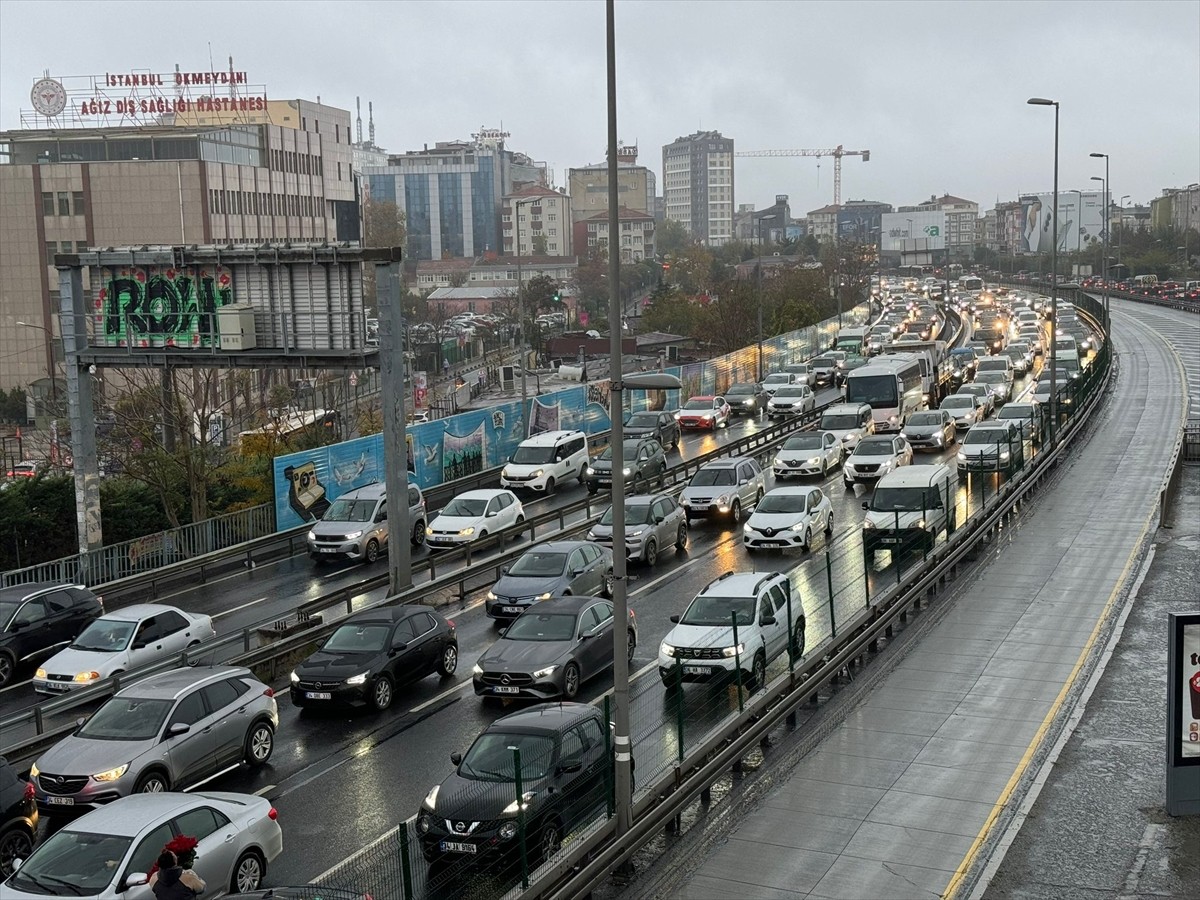 İstanbul'da haftanın son mesai günü bitiminde trafikte ve toplu taşıma duraklarında yoğunluk...