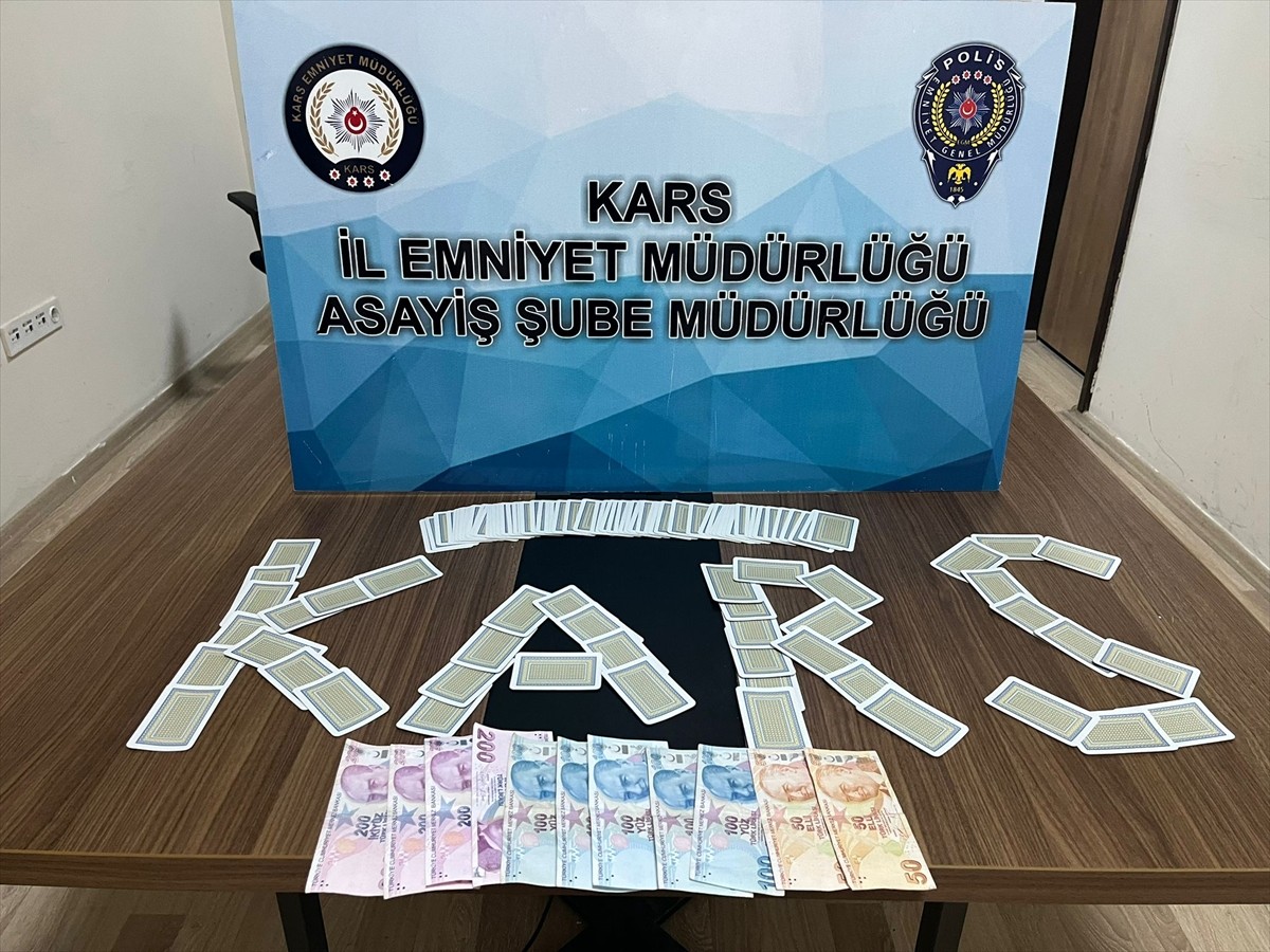 Kars'ta düzenlenen kumar operasyonunda suçüstü yakalanan 10 kişiye 64 bin 250 lira para cezası...