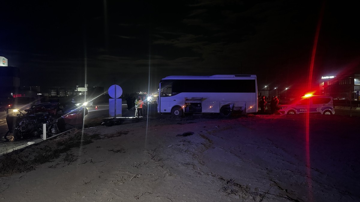 Konya'da polis minibüsü ile otomobilin çarpışması sonucu 1 kişi öldü, 11 kişi yaralandı.