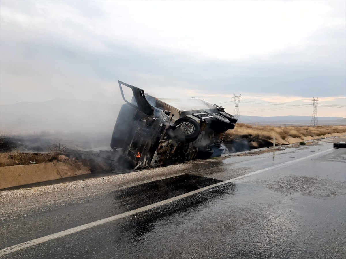 Tekerleği patlayıp koparak devrilen kamyon alev aldı.