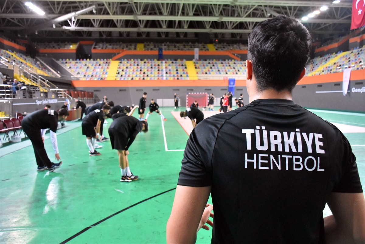 Türkiye 18 Yaş Altı Hentbol Milli Takımı, bilimsel testler ve müsabaka performansı ölçümleriyle...