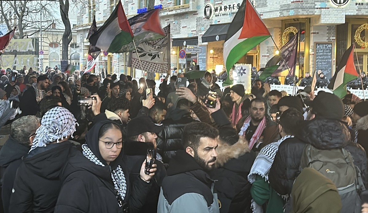 Almanya'nın başkenti Berlin'de düzenlenen Filistin'e destek gösterisinde çok sayıda kişi gözaltına...