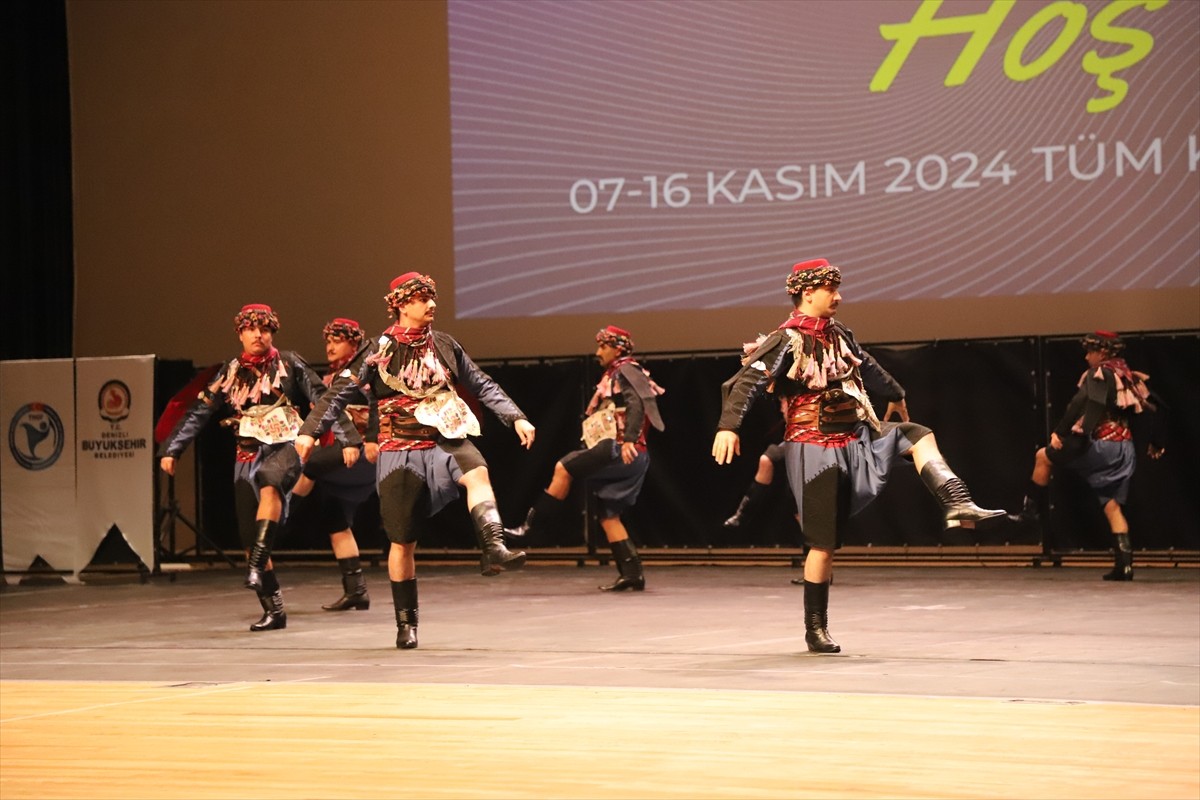 Denizli'de, Türkiye Halk Oyunları Federasyonunca düzenlenen Halk Oyunları Kulüpler Türkiye...