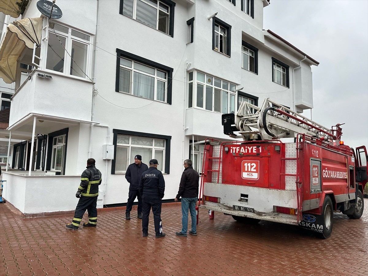 Düzce'nin Gölyaka ilçesinde evdeki bulaşık makinesinden çıkan yangında hasar oluştu.