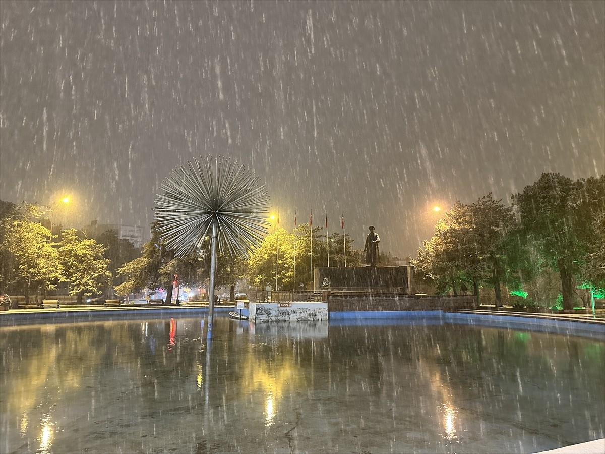 Erzurum'da akşam saatlerinde etkili olan kar kenti beyaza bürüdü.