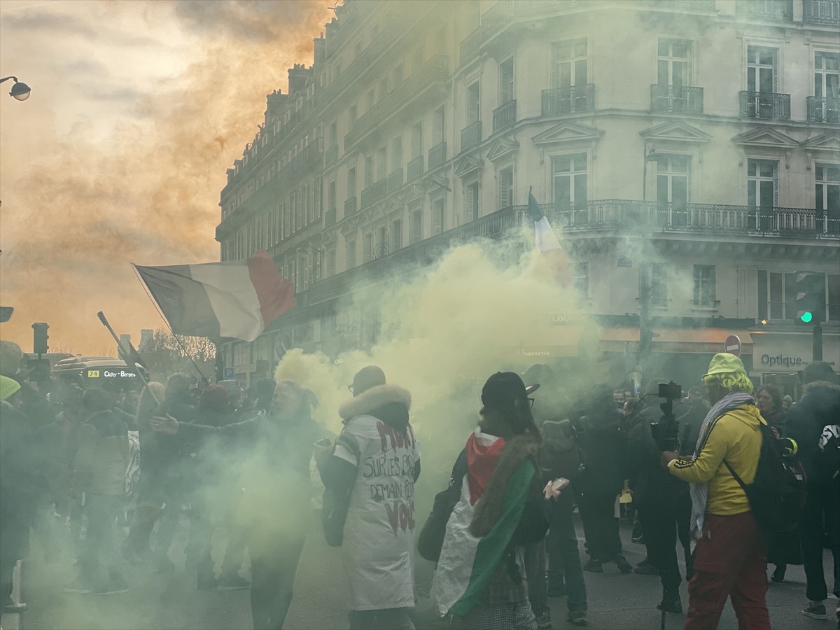 Fransa'nın başkenti Paris'te sarı yelekliler, hareketin 6. yıl dönümü kapsamında gösteri...