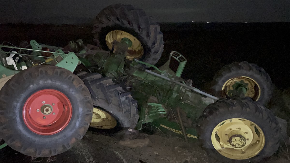 Hatay'ın Kumlu ilçesinde traktör ile hafif ticari aracın çarpışması sonucu 2 kişi...