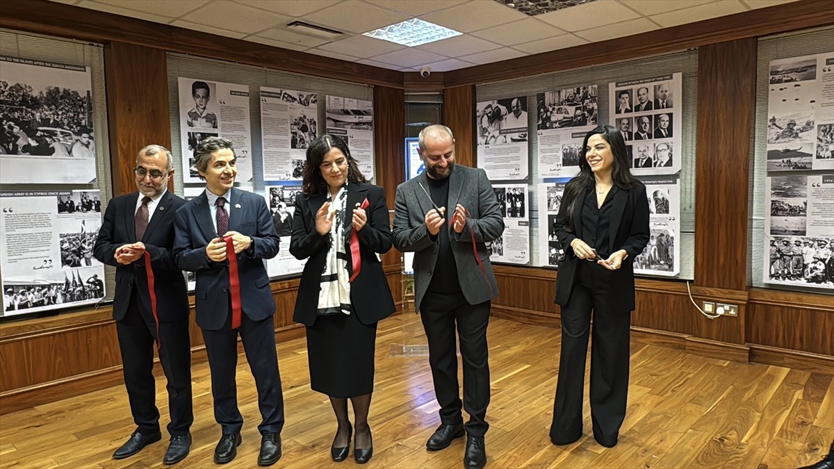 Kuzey Kıbrıs Türk Cumhuriyeti'nin (KKTC) kurucu Cumhurbaşkanı Rauf Denktaş'ın fotoğrafları ile...