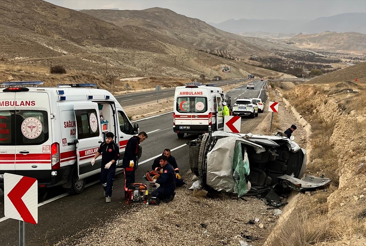 Malatya'nın Darende ilçesinde otomobilin devrilmesi sonucu 1'i ağır 5 kişi yaralandı. Araçta...