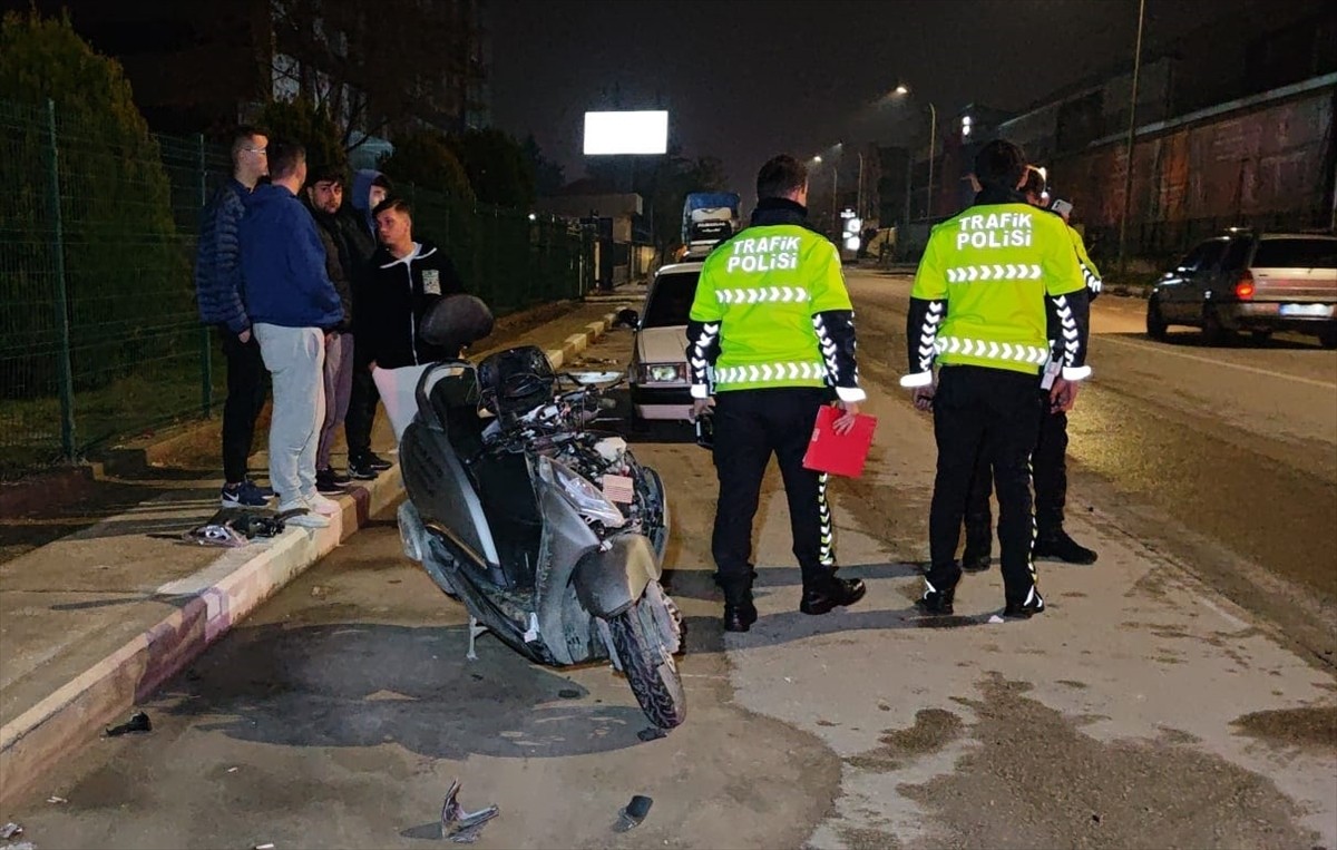 Bursa'nın İnegöl ilçesinde otomobil ile çarpışan motosikletin sürücüsü ağır yaralandı.