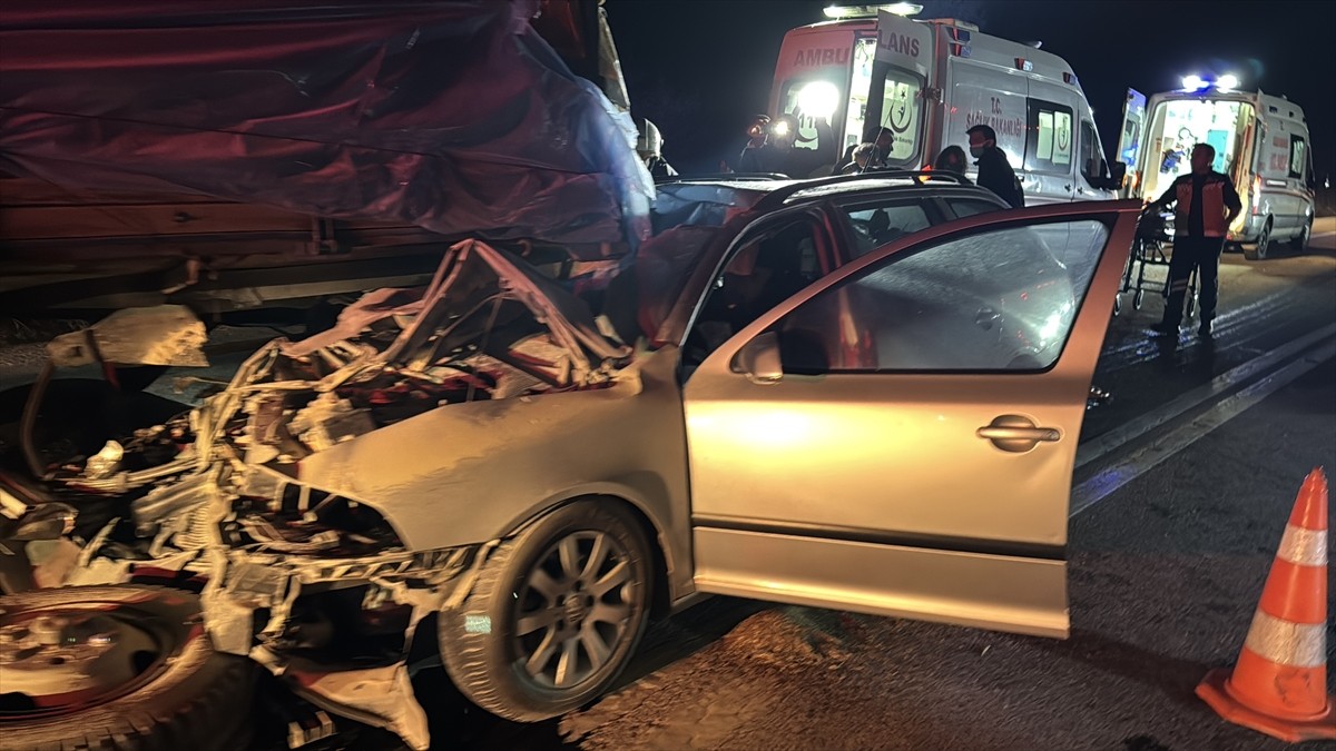 Edirne'de traktörün römorkuna arkadan çarpan otomobilde 1 kişi öldü, 1 kişi yaralandı.