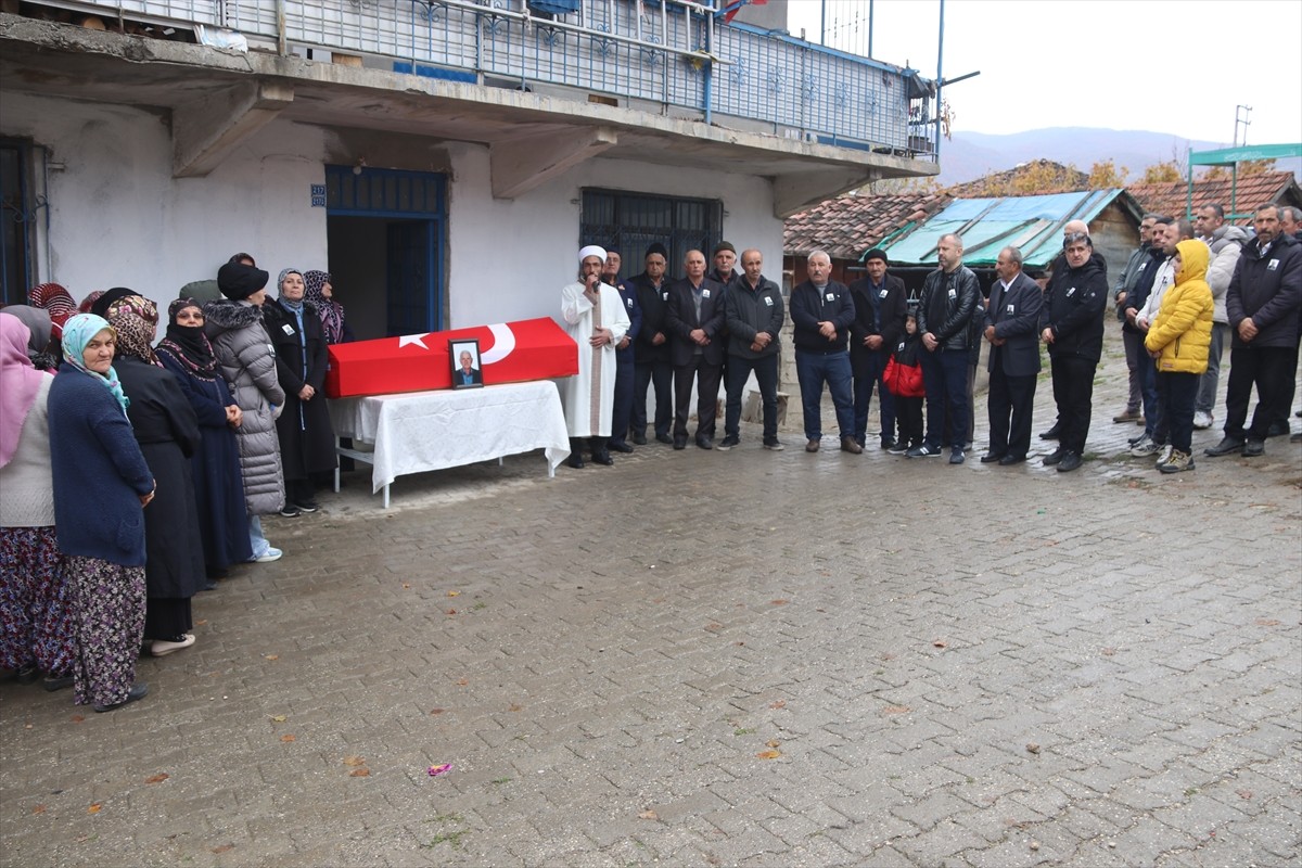 Amasya'nın Taşova ilçesinde, 70 yaşında hayatını kaybeden Kıbrıs gazisi Dursun Okan için cenaze...