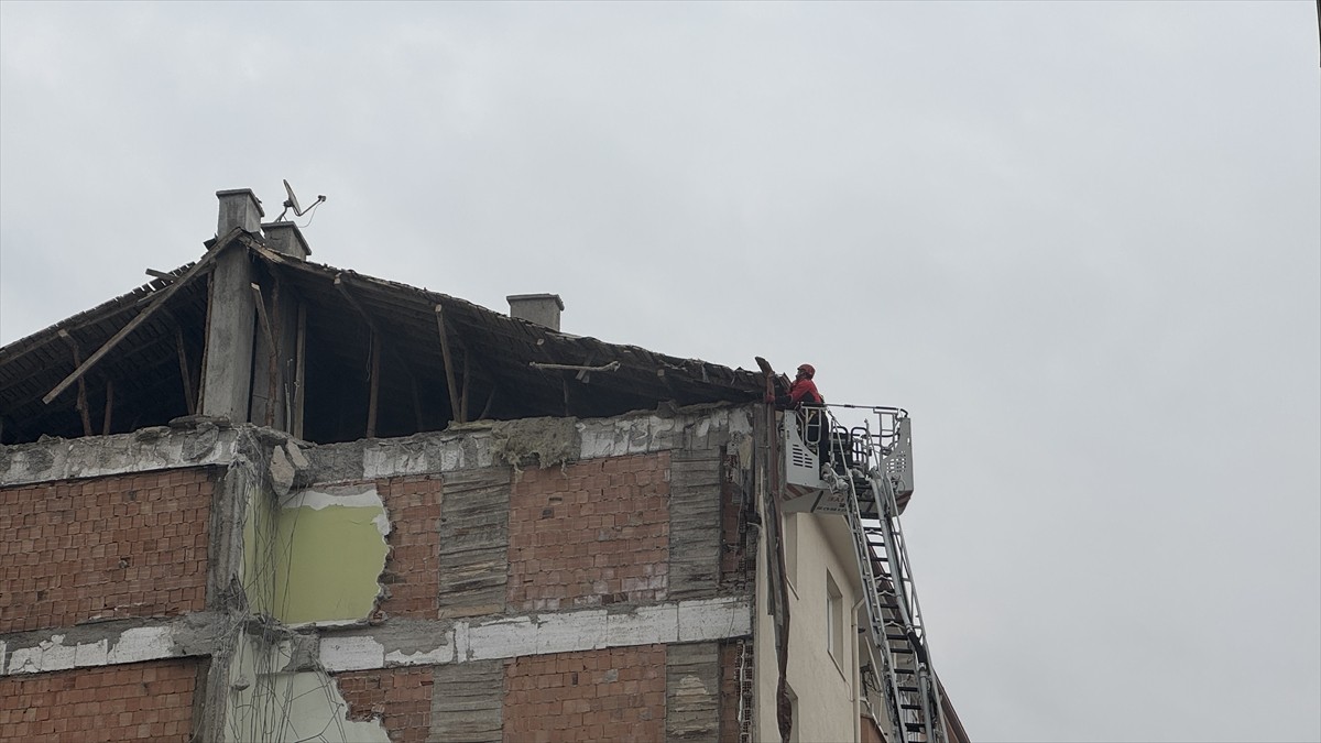 Çorum'da doğal gaz kaçağı nedeniyle patlama meydana gelen Hilal Apartmanı'nın yıkımı tamamlandı...