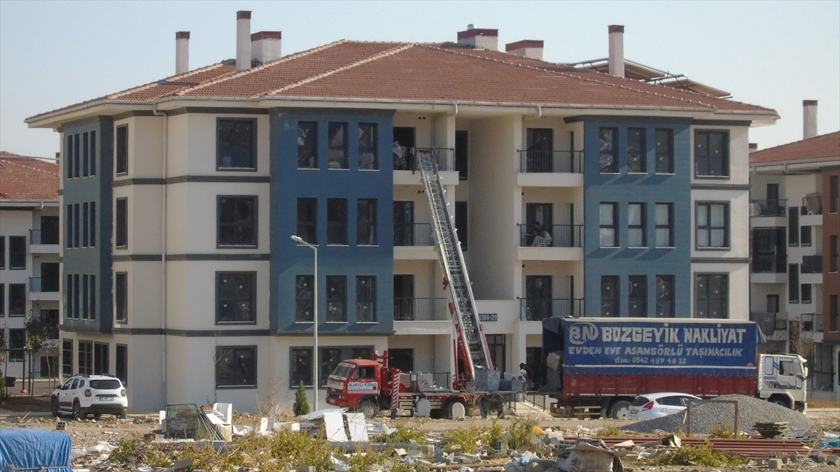 Gaziantep'in İslahiye ilçesinde çekilen kuraların ardından konutları teslim edilen depremzedeler...