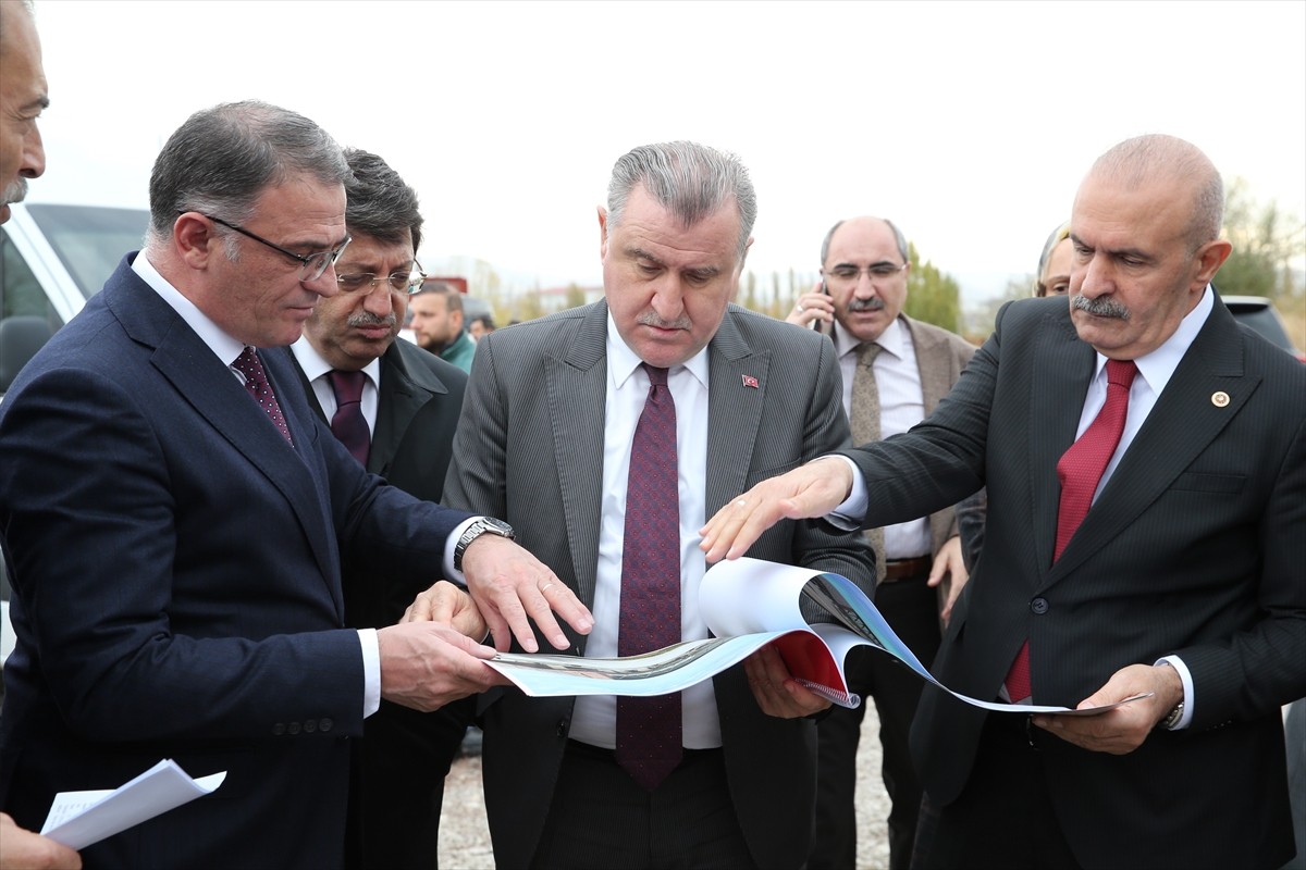 Gençlik ve Spor Bakanı Osman Aşkın Bak (ortada), çeşitli programları kapsamında geldiği Van'da...