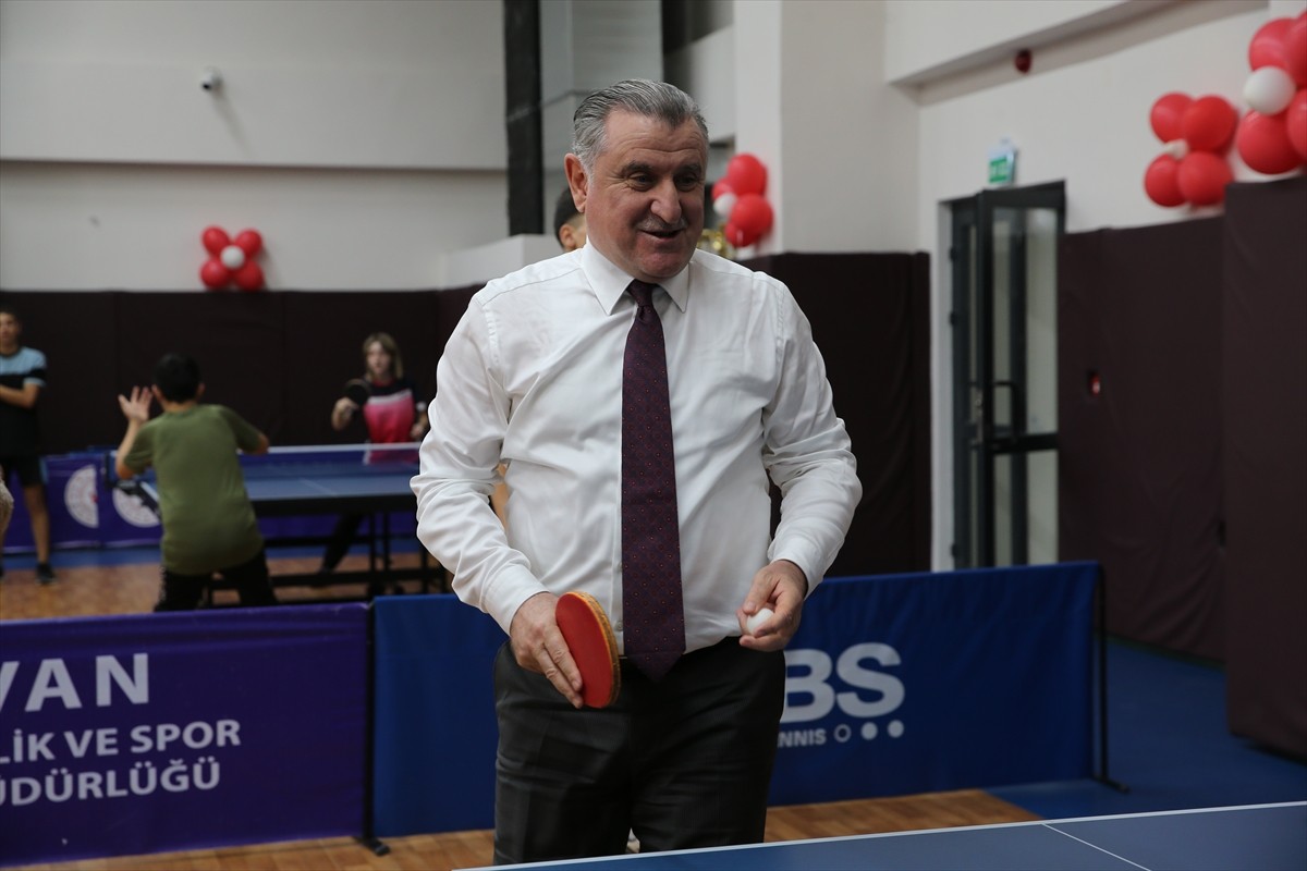 Gençlik ve Spor Bakanı Osman Aşkın Bak, Van'ın İpekyolu ilçesinde Çok Amaçlı Spor Salonu Toplu...